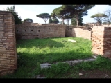 02542 ostia - regio v - insula vii - sede degli augustali (v,vii,1-2) - via degli augustali - 4. laden re vom eingang - bli ri westen - 01-2024.jpg